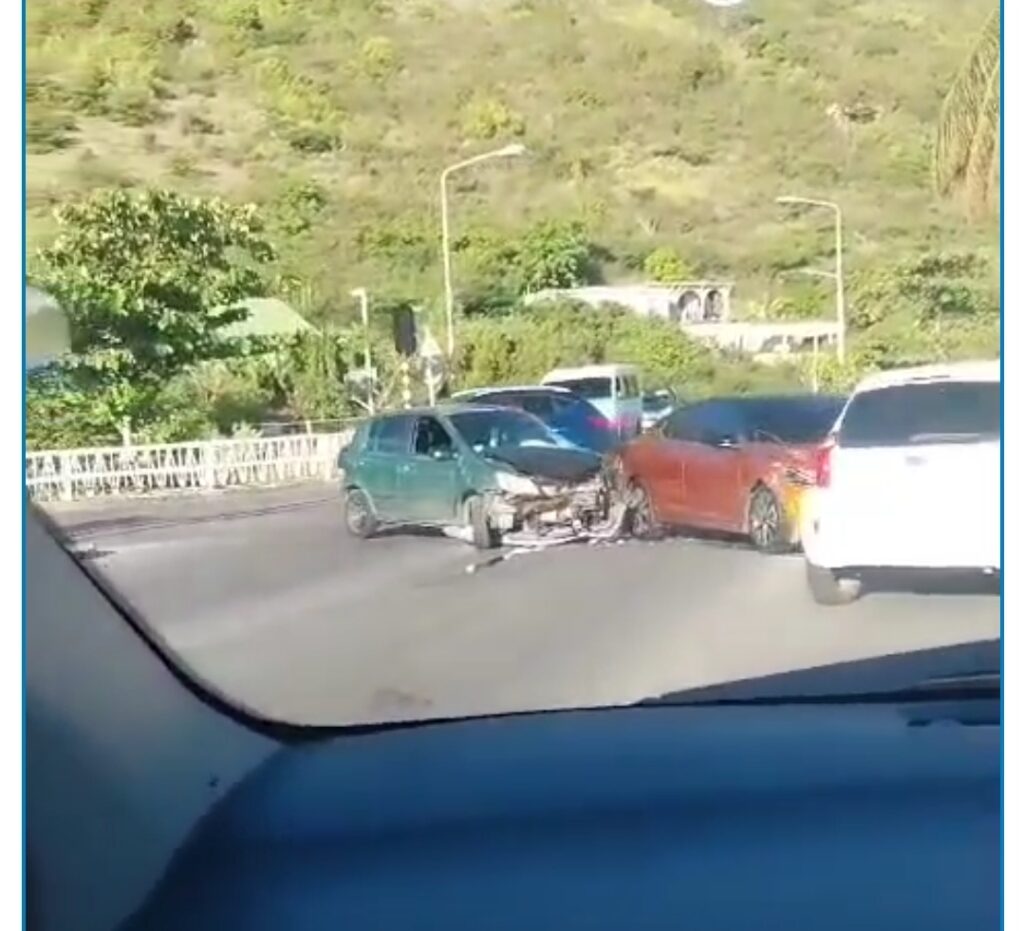 Another Accident Stoplight St Maarten Fix D Lite!