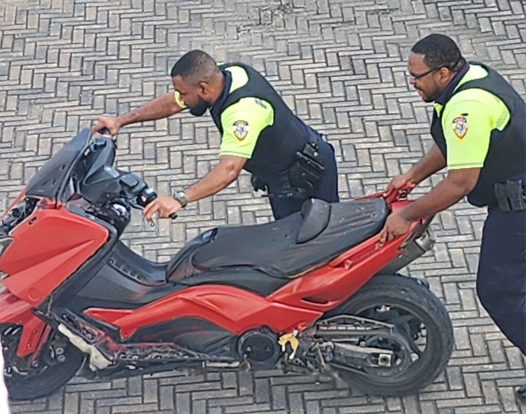 Video Police Arrested Suspect Involved in attempted armed robbery jewelry store Front Street. St Maarten