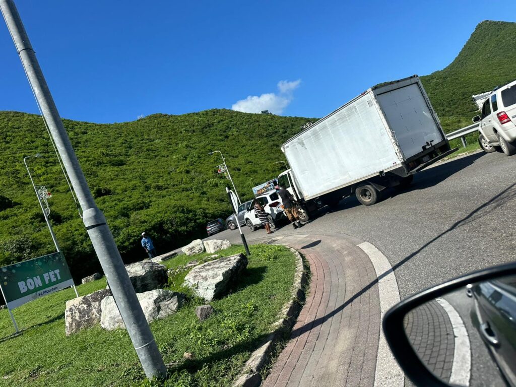 Video Heads Up Semi Trailer Accident Link One St Maarten