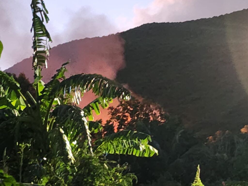 Latest Update Videos Cul de Sac hills fire destroy 5 homes and A Fire Truck Sint Maarten 