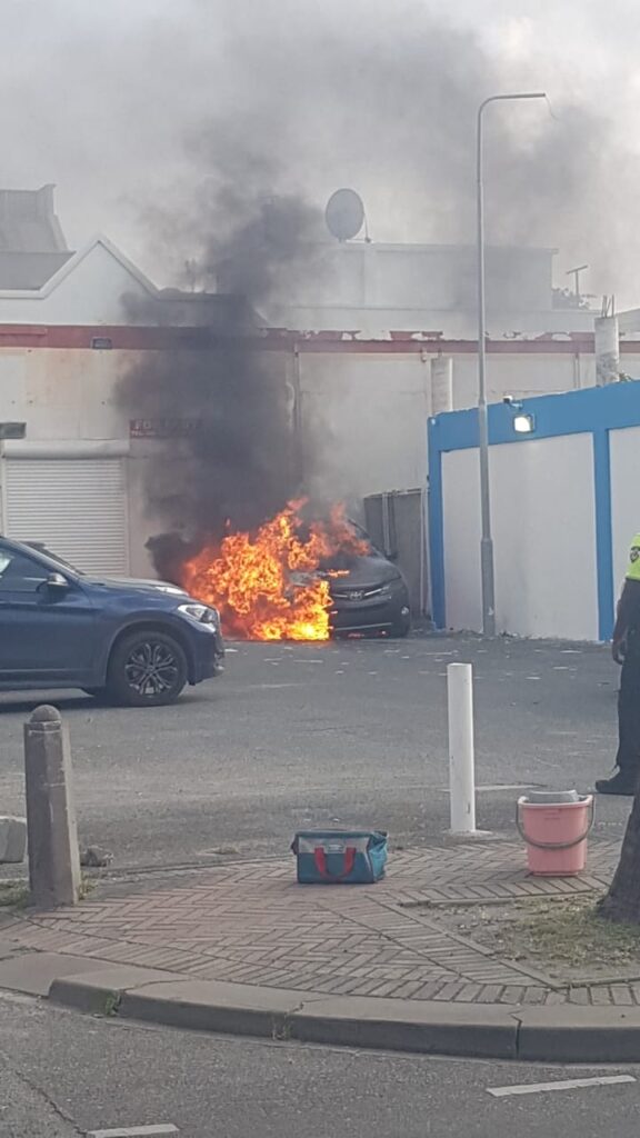 Fire Department and St Maarten Police tackle massive fire videos 
