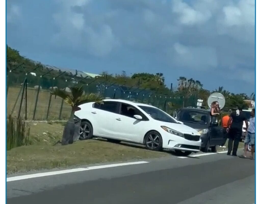 Happening Now Videos Car Wreck Airport Road St Maarten Both Lanes Blocked